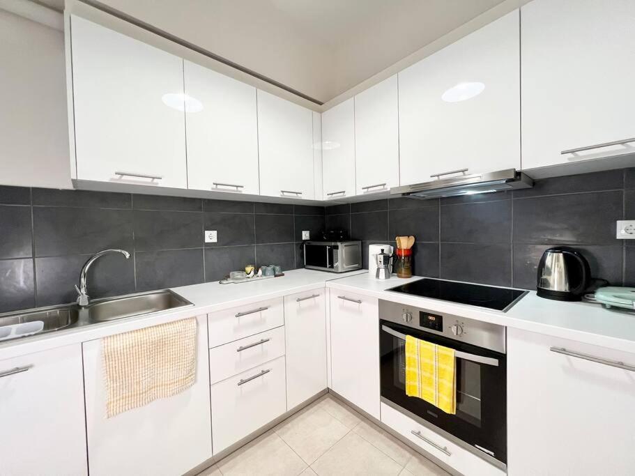 Lovely 1 Bdr In The Center Of *